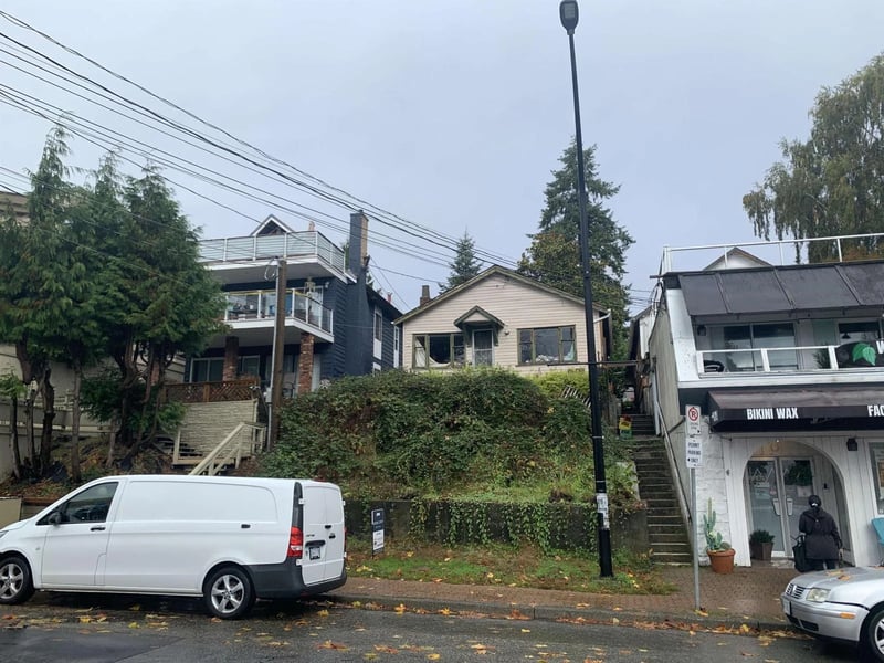 15671 MARINE Drive, White Rock, British Columbia, V4B1E3, White Rock, British Columbia — photo 1 of 5