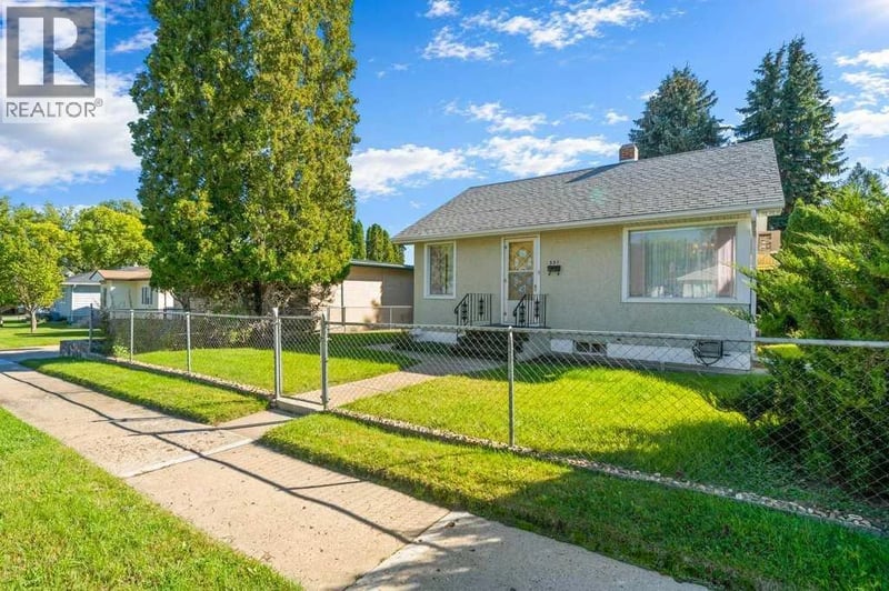 251 12 Street Southeast, Medicine Hat, Alberta, T1A1V4, Medicine Hat, Alberta — photo 1 of 5