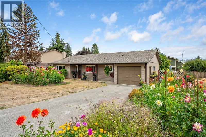 7703 Wallace Drive, Central Saanich, British Columbia, V8M1N5, Central Saanich, British Columbia — photo 1 of 5