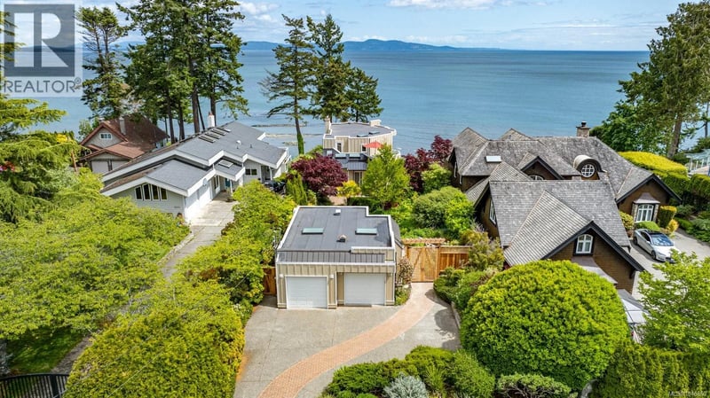 5267 Parker Avenue, Saanich, British Columbia, V8Y2N1, Saanich, British Columbia — photo 1 of 5