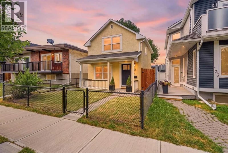 121 15 Street Northwest, Calgary, Alberta, T2N2A8, Calgary, Alberta — photo 1 of 5