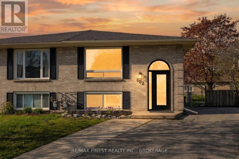 882 BEACONHILL Court, Kingston (North of Taylor-Kidd Blvd), Ontario, K7P2A9, Kingston (North of Taylor-Kidd Blvd), Ontario — photo 1 of 5