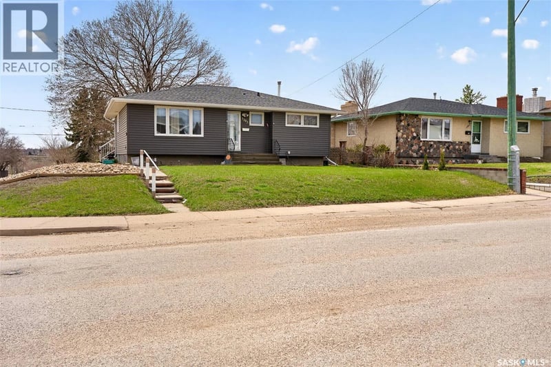 1303 Athabasca STREET W, Moose Jaw, Saskatchewan, S6H6C8, Moose Jaw, Saskatchewan — photo 1 of 5