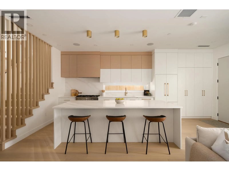 #1 810 22ND Avenue, Vancouver, British Columbia, V5V1V7, Vancouver, British Columbia — photo 1 of 5