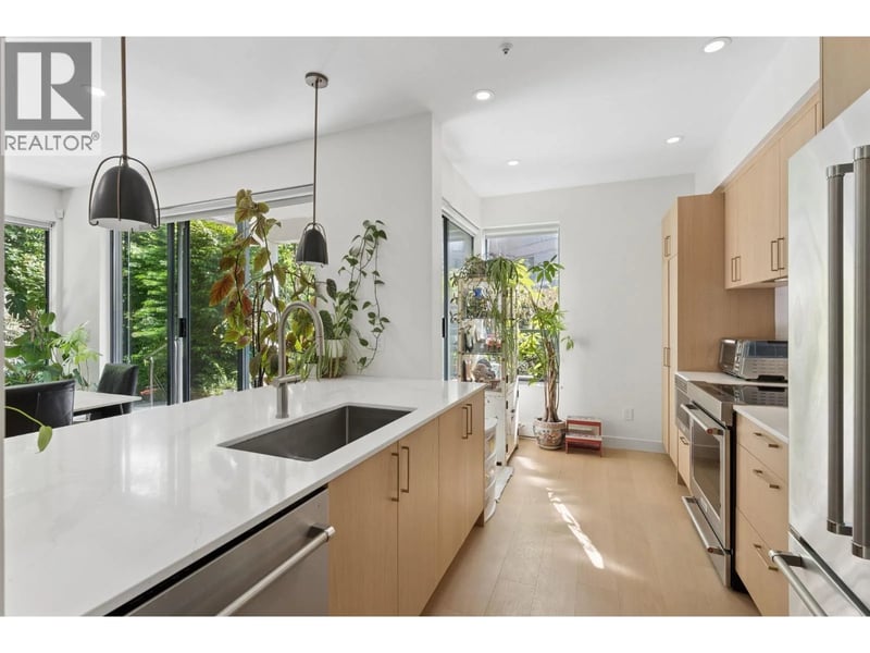 #101 2242 MARINE Drive, West Vancouver, British Columbia, V7V1K4, West Vancouver, British Columbia — photo 1 of 5