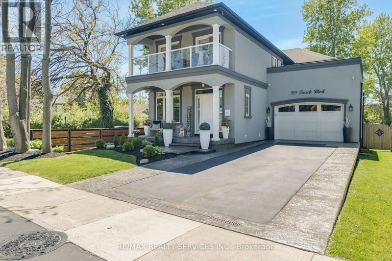 958 Beach Boulevard, Hamilton (Hamilton Beach), Ontario, L8H6Z4, Hamilton (Hamilton Beach), Ontario — photo 1 of 5