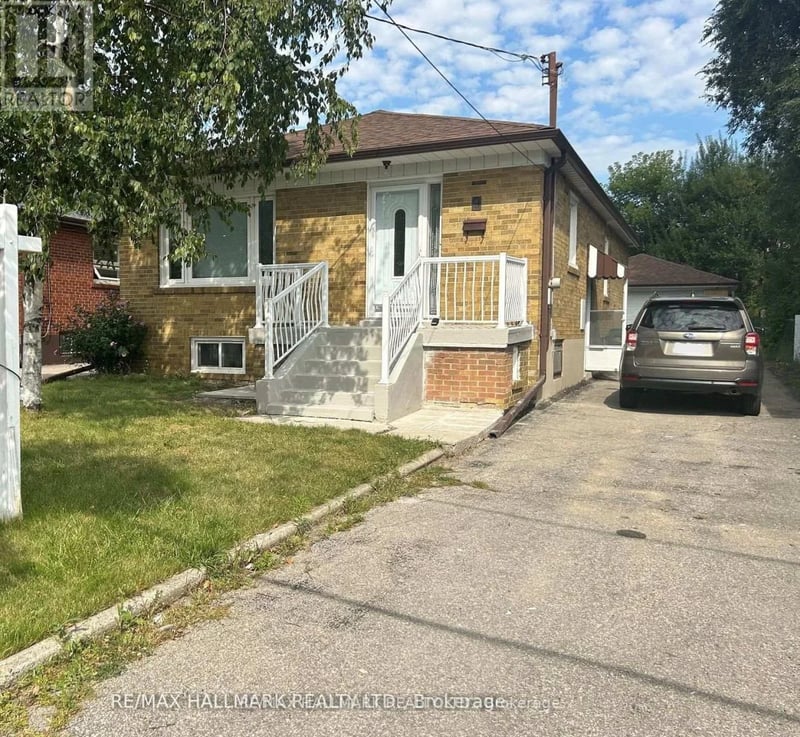 #Main 9 Macleod Street, Toronto (Maple Leaf), Ontario, M6L2M7, Toronto (Maple Leaf), Ontario — photo 1 of 5