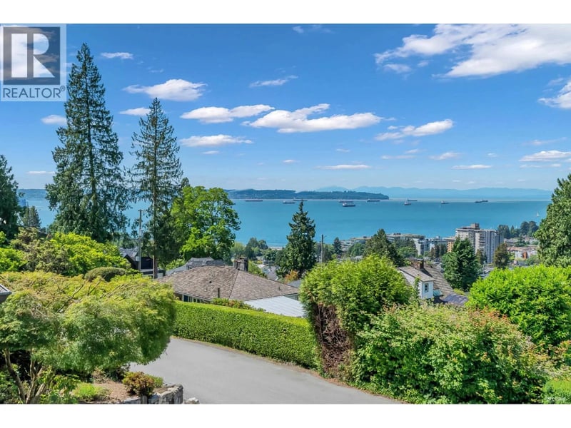 870 LEYLAND Street, West Vancouver, British Columbia, V7T2L4, West Vancouver, British Columbia — photo 1 of 5