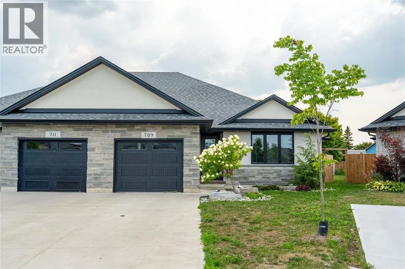 709 FERDINANDS Crescent, Sarnia, Ontario, N7W0B5, Sarnia, Ontario — photo 1 of 5