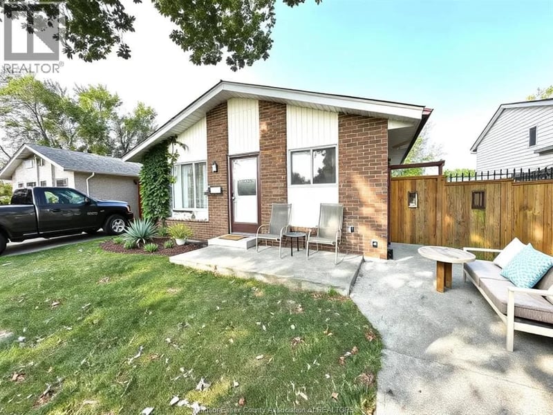 3217 AURORA, Windsor, Ontario, N8R1Y9, Windsor, Ontario — photo 1 of 5