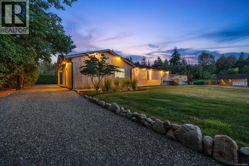2925 Baird Road, Courtenay, British Columbia, V9N9N6, Courtenay, British Columbia — photo 1 of 5
