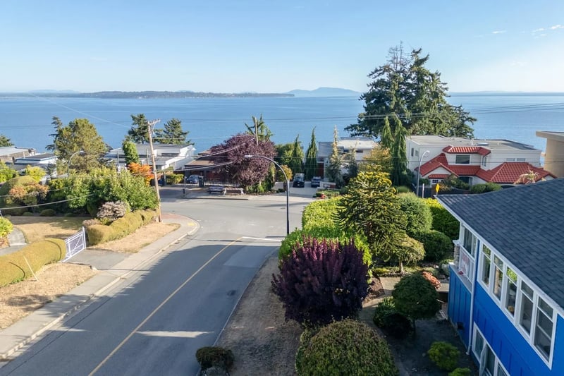 14139 MARINE Drive, White Rock, British Columbia, V4B1A6, White Rock, British Columbia — photo 1 of 5
