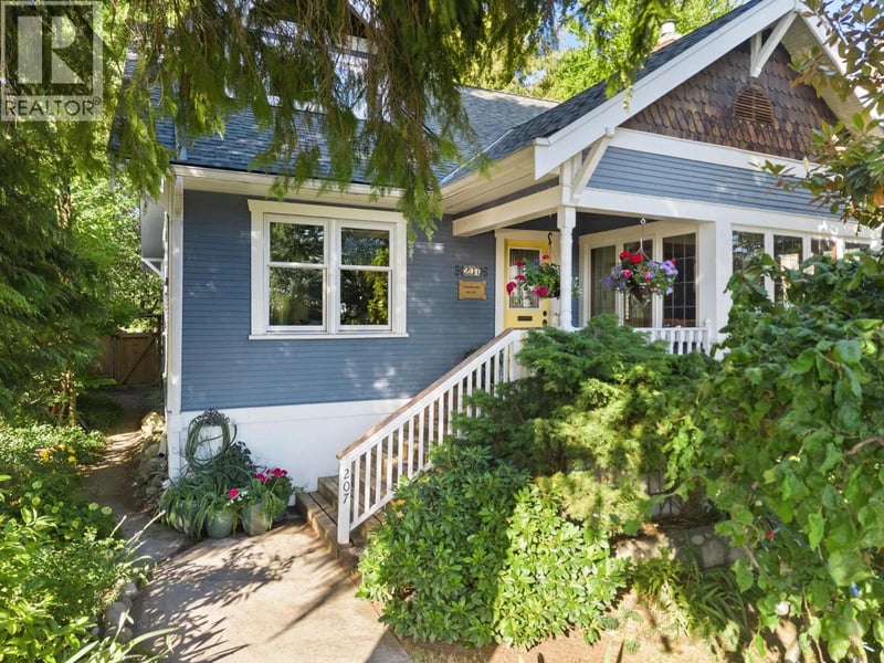 207 EIGHTH Street, New Westminster, British Columbia, V3M3P8, New Westminster, British Columbia — photo 1 of 5