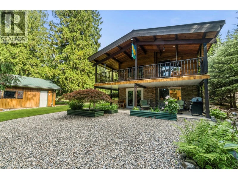 7420 Stampede Trail, Anglemont, British Columbia, V0E1M8, Anglemont, British Columbia — photo 1 of 5