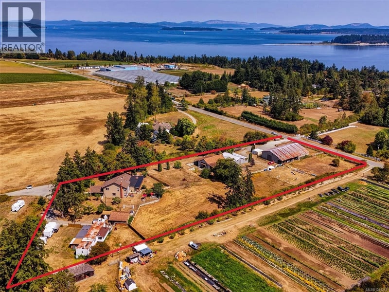 2269 Newman Road, Central Saanich, British Columbia, V8M1T3, Central Saanich, British Columbia — photo 1 of 5