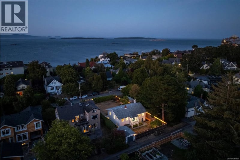 1050 Deal Street, Oak Bay, British Columbia, V8S5G5, Oak Bay, British Columbia — photo 1 of 5