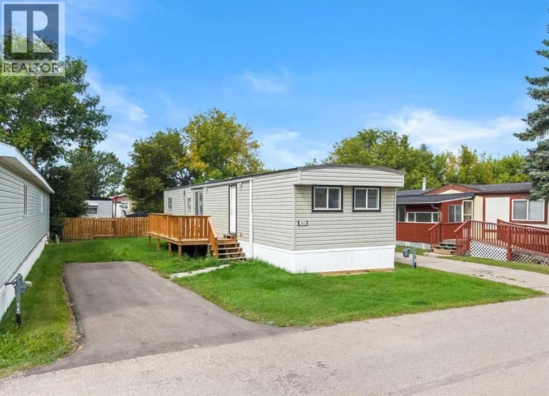6220 17 Avenue Southeast, Calgary, Alberta, T2A7H4, Calgary, Alberta — photo 1 of 5