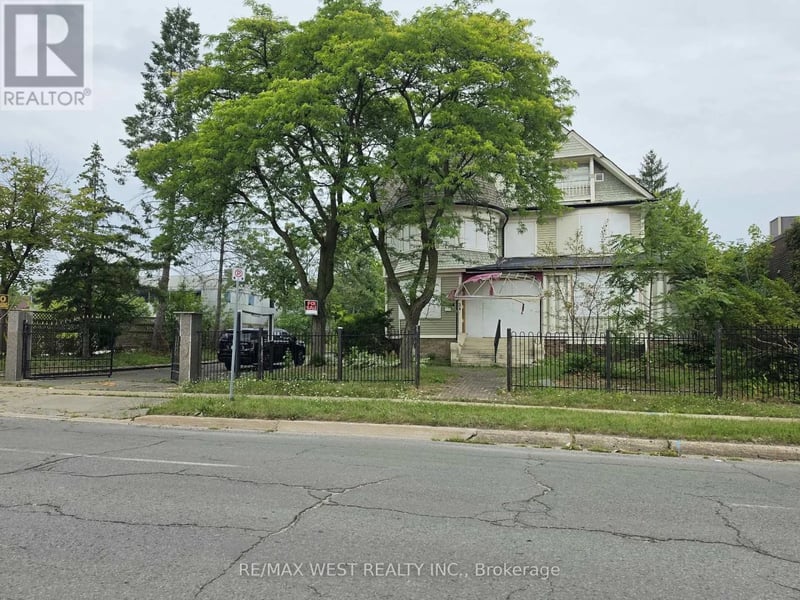 24 Burgar Street, Welland (Welland Downtown), Ontario, L3B2S7, Welland (Welland Downtown), Ontario — photo 1 of 5