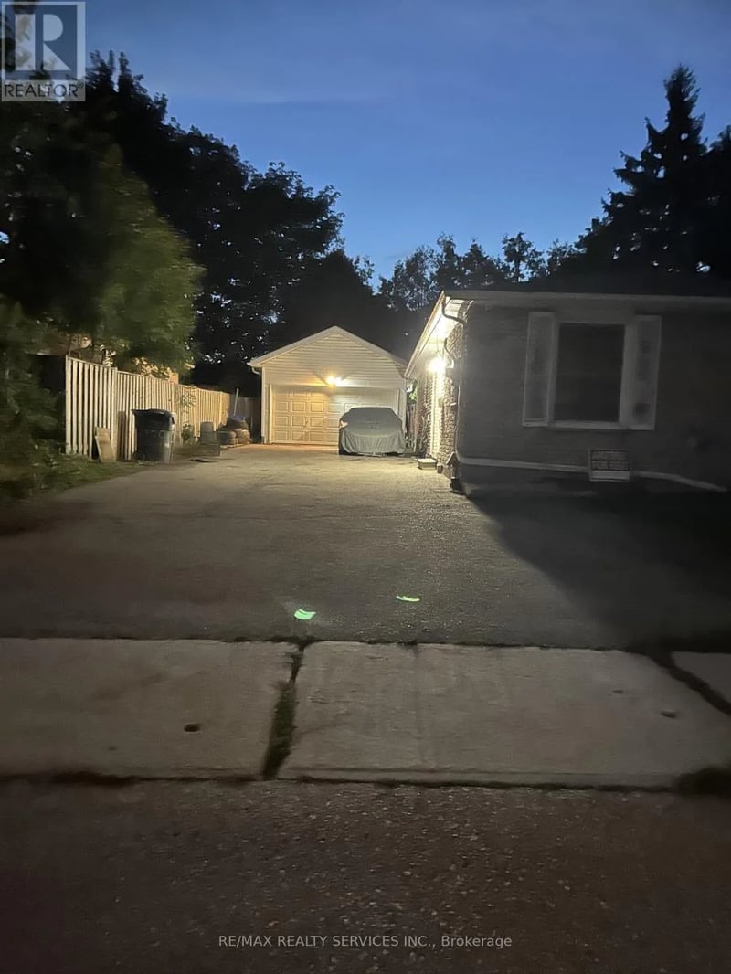 100 Sutherland Avenue, Brampton (Madoc), Ontario, L6V2H7, Brampton (Madoc), Ontario — photo 1 of 5