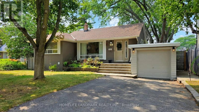 30 Paperbirch Drive, Toronto (Banbury-Don Mills), Ontario, M3C2E7, Toronto (Banbury-Don Mills), Ontario — photo 1 of 5