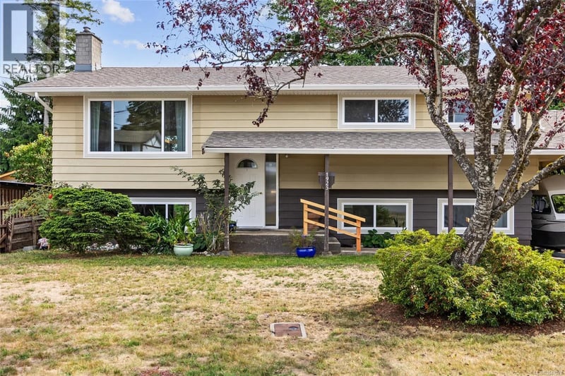 1925 Cougar Crescent, Comox, British Columbia, V9M2K4, Comox, British Columbia — photo 1 of 5