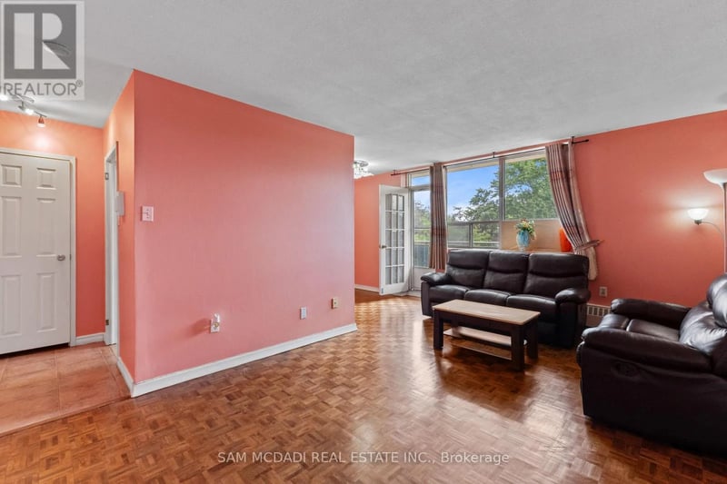 #208 3145 Queen Frederica Drive, Mississauga (Applewood), Ontario, L4Y3A7, Mississauga (Applewood), Ontario — photo 1 of 5