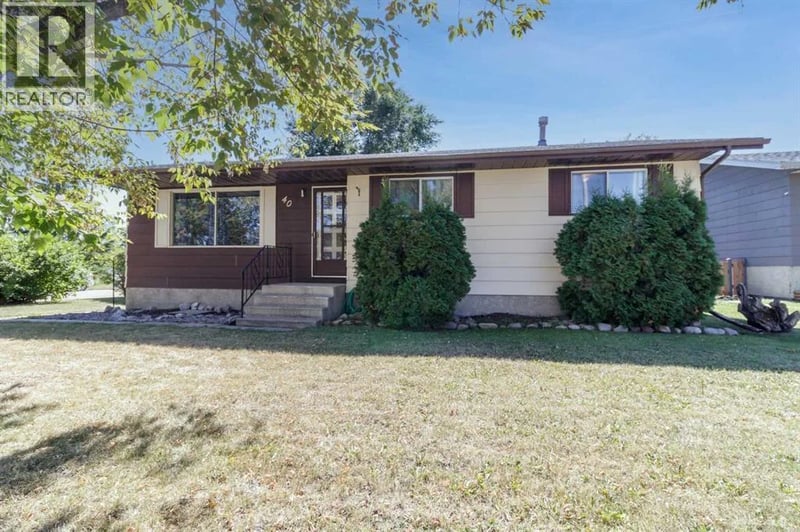 40 Laura Close, Penhold, Alberta, T4G0G5, Penhold, Alberta — photo 1 of 5
