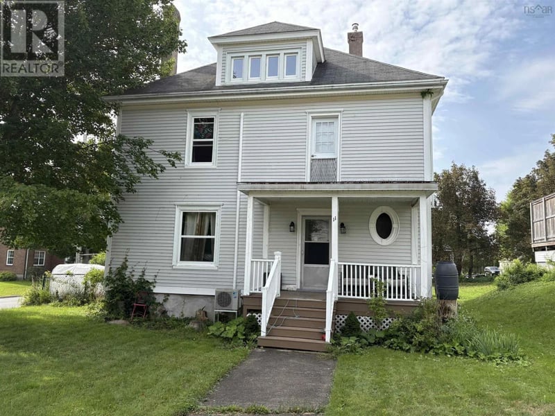 11 Victoria Avenue, Stellarton, Nova Scotia, B0K1S0, Stellarton, Nova Scotia — photo 1 of 5