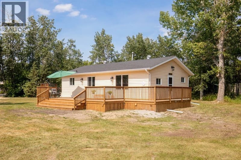 56 Lakeview Avenue, Gull Lake, Alberta, T0C0J0, Gull Lake, Alberta — photo 1 of 5