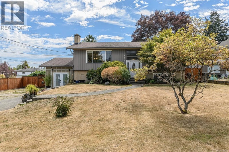 987 Nicholson Street, Saanich, British Columbia, V8X3K9, Saanich, British Columbia — photo 1 of 5