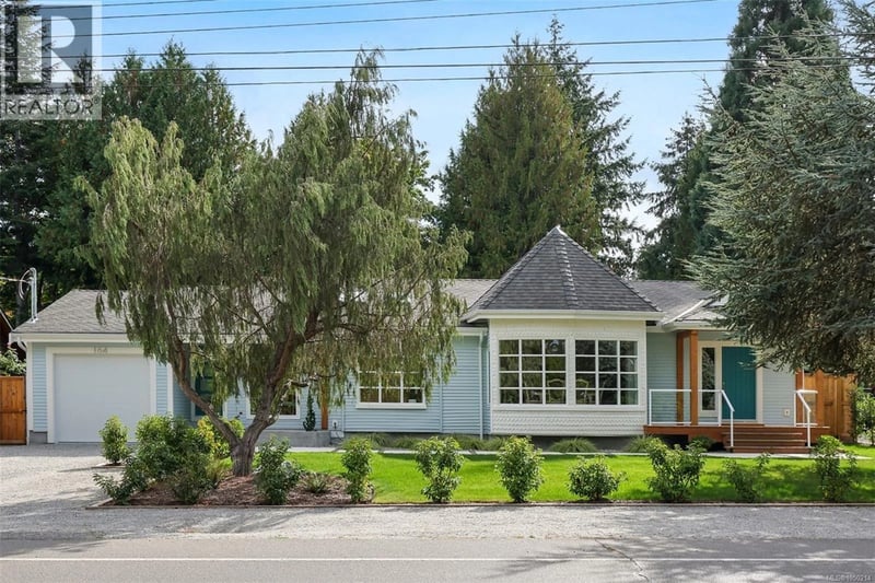 164 Crescent Road East, Qualicum Beach, British Columbia, V9K1L6, Qualicum Beach, British Columbia — photo 1 of 5