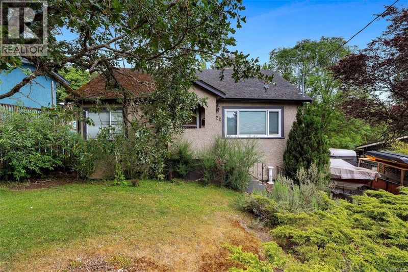 920 Jasmine Avenue, Saanich, British Columbia, V8Z2P2, Saanich, British Columbia — photo 1 of 5
