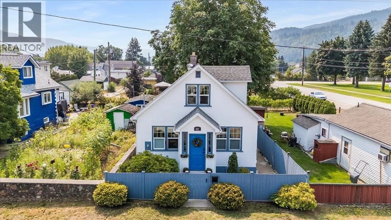 812 2nd Street, Castlegar, British Columbia, V1N1Y7, Castlegar, British Columbia — photo 1 of 5