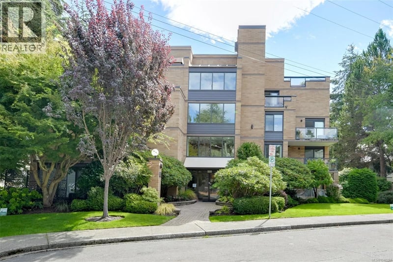 #302 1280 Newport Avenue, Oak Bay, British Columbia, V8S5E7, Oak Bay, British Columbia — photo 1 of 5
