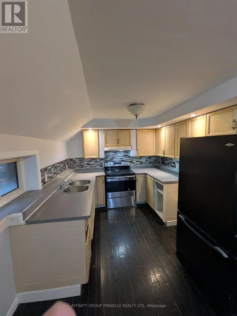12 Russell Street West, Kawartha Lakes (Lindsay), Ontario, K9V2W6, Kawartha Lakes (Lindsay), Ontario — photo 1 of 5
