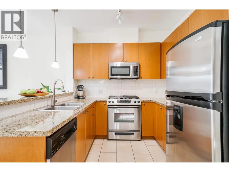 #407 14 ROYAL Avenue, New Westminster, British Columbia, V3L5W5, New Westminster, British Columbia — photo 1 of 5
