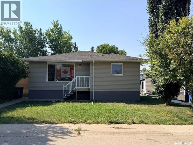 411 5th AVENUE W, Assiniboia, Saskatchewan, S0H0B0, Assiniboia, Saskatchewan — photo 1 of 5