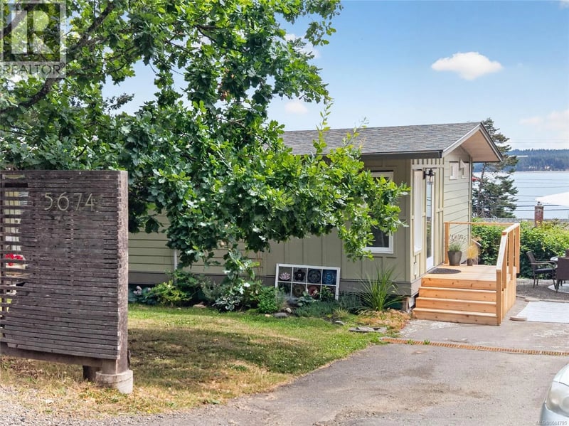 5674 Market Street, Union Bay, British Columbia, V0R3B0, Union Bay, British Columbia — photo 1 of 5