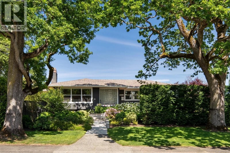 3311 Gibbs Road, Oak Bay, British Columbia, V8P4Y5, Oak Bay, British Columbia — photo 1 of 5