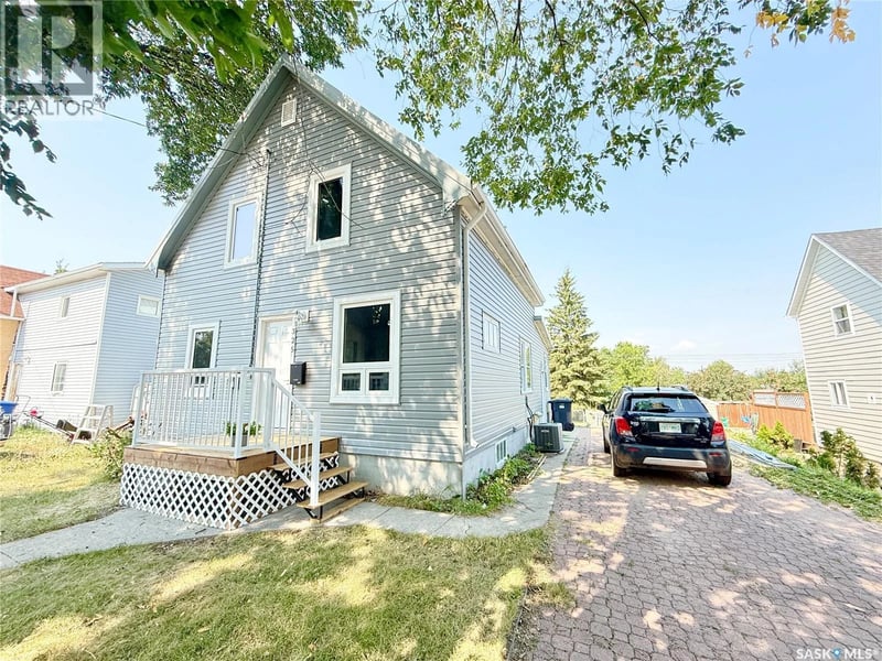 325 3rd AVENUE S, Weyburn, Saskatchewan, S4H1X5, Weyburn, Saskatchewan — photo 1 of 5