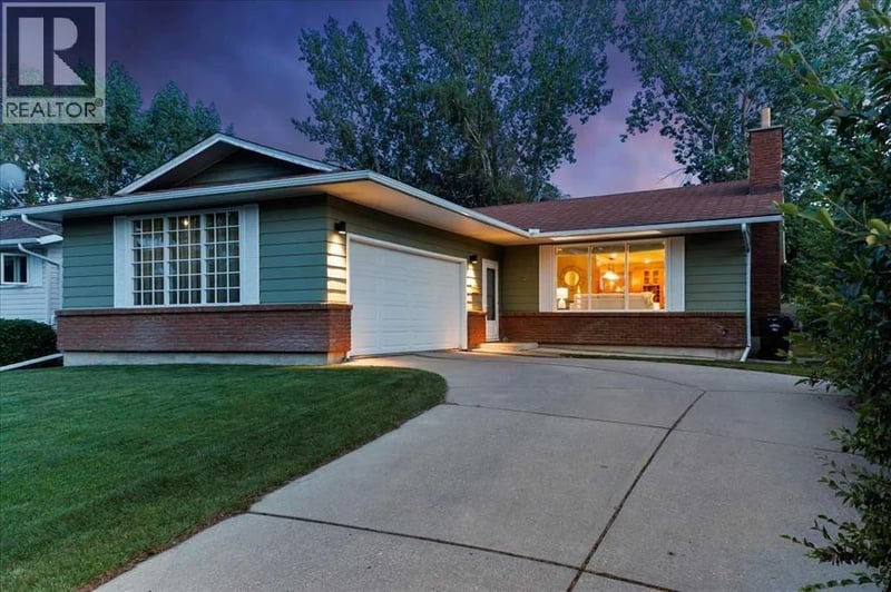 124 Oakmoor Place Southwest, Calgary, Alberta, T2V4A3, Calgary, Alberta — photo 1 of 5