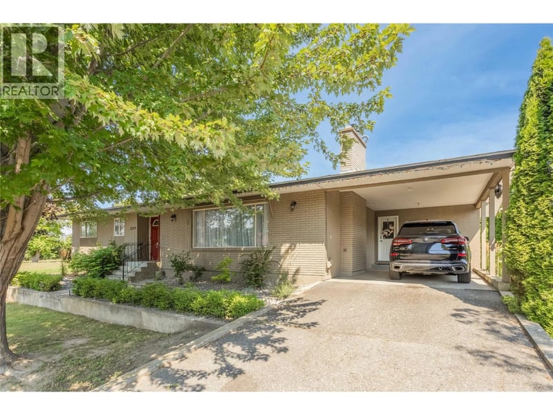 3259 St Amand Road, Kelowna, British Columbia, V1W3P2, Kelowna, British Columbia — photo 1 of 5