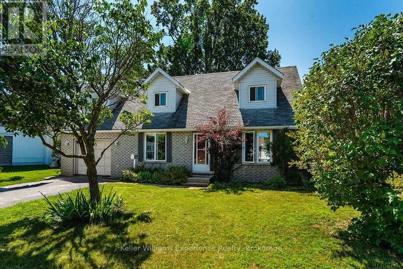 4 Dunlop Street, Penetanguishene, Ontario, L9M1J2, Penetanguishene, Ontario — photo 1 of 5
