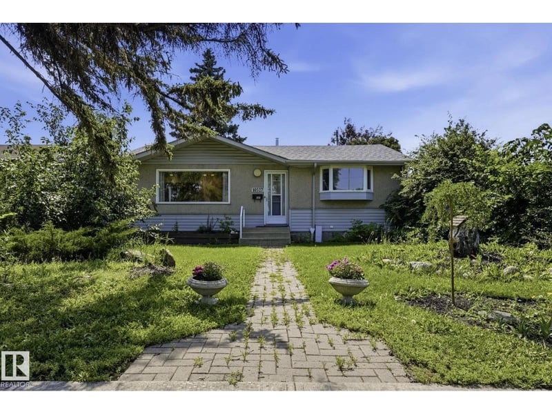 10527 137 AV NW, Edmonton, Alberta, T5E1Z1, Edmonton, Alberta — photo 1 of 5