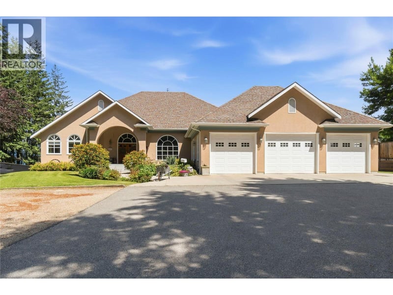 2307 5 Avenue Southeast, Salmon Arm, British Columbia, V1E1K9, Salmon Arm, British Columbia — photo 1 of 5