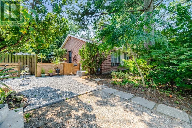 3 Shadwell Place, Toronto (Banbury-Don Mills), Ontario, M3B1J4, Toronto (Banbury-Don Mills), Ontario — photo 1 of 5