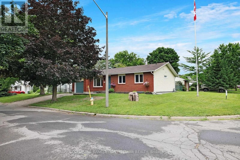 1401 Metz Crescent, Ottawa, Ontario, K1K3Z7, Ottawa, Ontario — photo 1 of 5