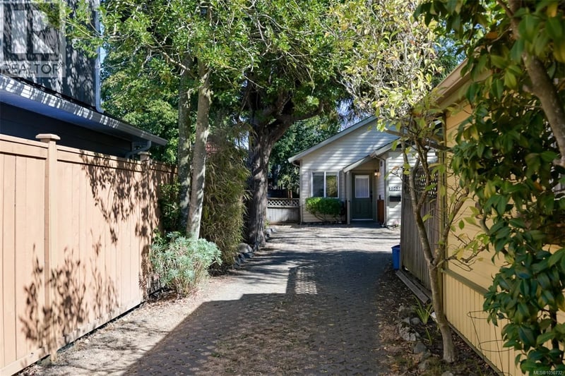 2563 Shelbourne Street, Victoria, British Columbia, V8R4L7, Victoria, British Columbia — photo 1 of 5