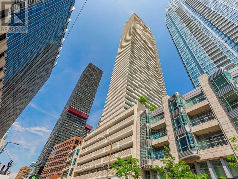 #5702 2221 Yonge Street, Toronto (Mount Pleasant West), Ontario, M4S2B4, Toronto (Mount Pleasant West), Ontario — photo 1 of 5