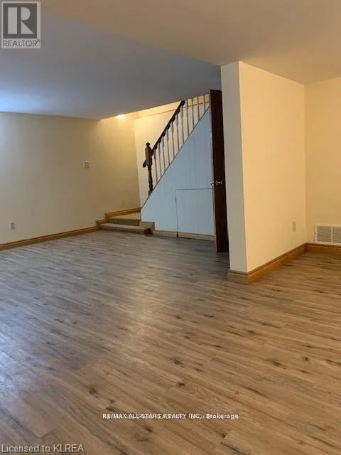 12 PARKWAY (LOWER) Avenue, Kawartha Lakes (Lindsay), Ontario, K9V4T9, Kawartha Lakes (Lindsay), Ontario — photo 1 of 5